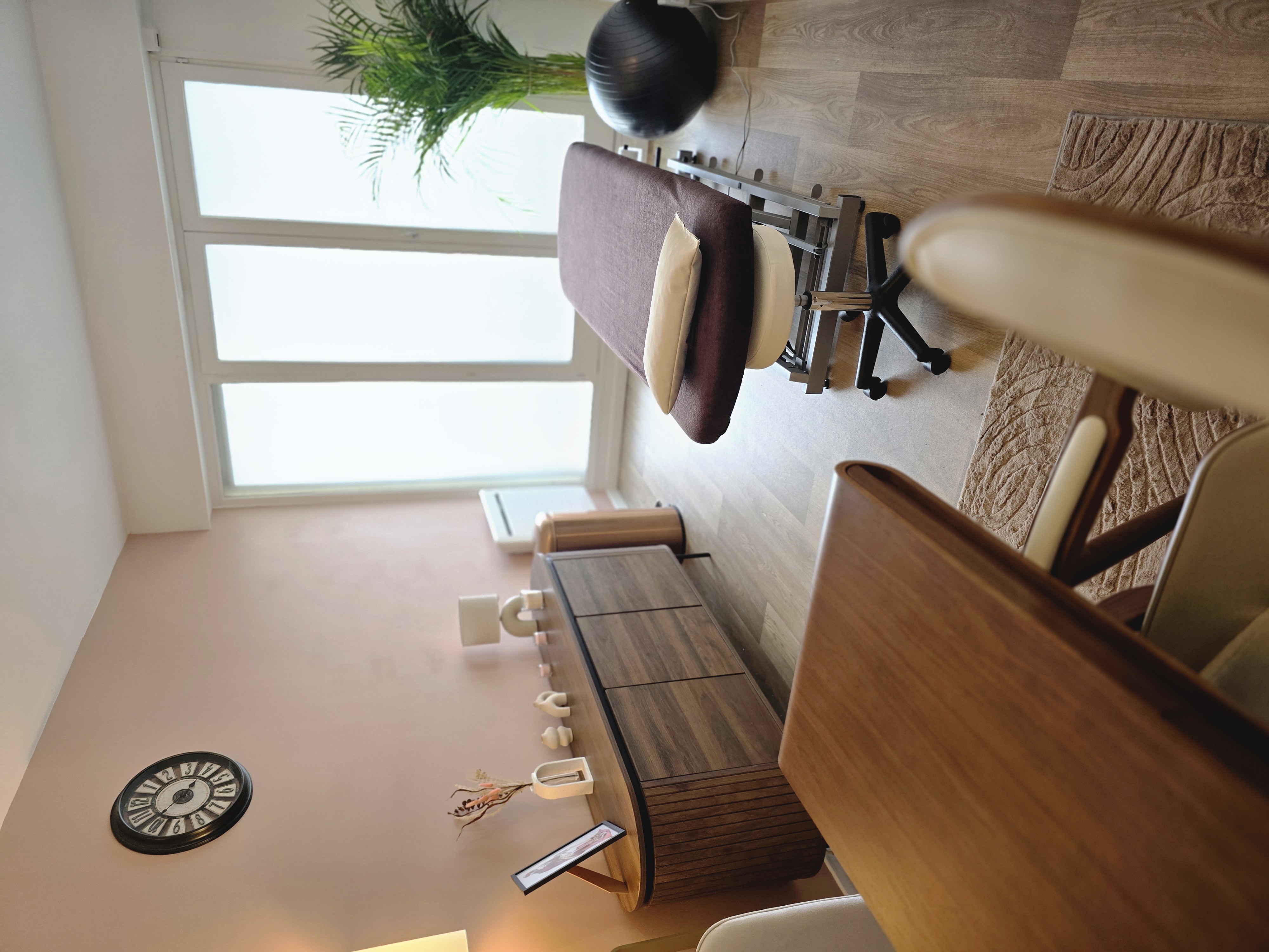Table d'ostéopathie et espace détente du cabinet